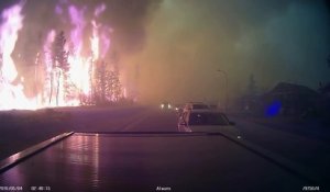 Des conducteurs pris au piège dans une pluie de flamme au Canada