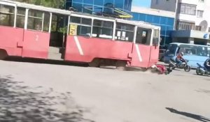 Un tramway hors de contrôle percute des motards! Accident violent