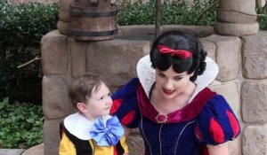 Un enfant autiste de 2 ans tombe amoureux de blanche neige à Disney World