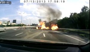 Un camion transportant des bouteilles de gaz se crash et provoque de multiples explosions sur l'autoroute