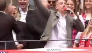 Franck Ribery chante "Aux Champs-Elysées" devant des milliers de supporters (vidéo)
