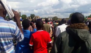 Un taré s'accroche à un hélicoptère en vol au kénya