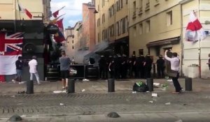Arrestation d'un supporter Anglais saoul à Marseille après les affrontements avec les CRS