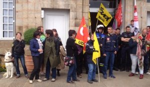 La police interdit l'entrée de la mairie d'Alençon aux manifestants