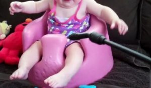 Ce papa trouve une bonne technique pour faire rigoler son petit bébé...elle est adorable !