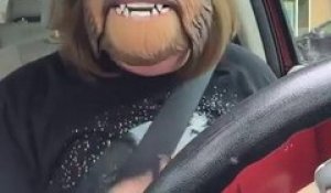 Cette femme s'extasie de son masque chewbacca animé et pique un fou rire