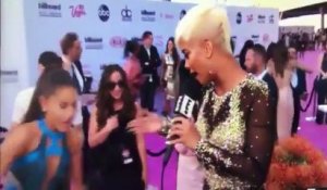 Ariana Grande se prend les pieds dans le tapis rouge de la cérémonie des Billboard Music Awards