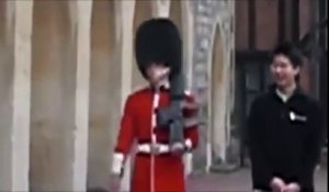 Jamais plaisanter avec les soldats de la garde royale Anglaise à Buckingham !