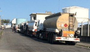 File de camions-citernes au dépôt pétrolier
