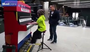 Cette fille de 9 ans s'installe devant un piano en libre service dans le métro, mais attendez qu'elle commence à jouer !