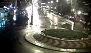 Une voiture s’envole après avoir violemment coupé un rond point (vidéo)