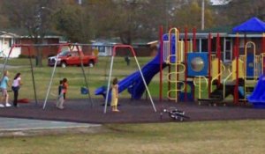 Ils sont en train de jouer dans un parc, mais ce qu'ils font quand ils entendent la trompette rend leur mère fière !