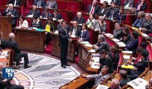 La blessure de Varane, "ça doit être à cause du gouvernement", ironise Valls