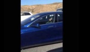 Dormir au volant d'une Tesla dans un embouteillage