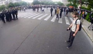Un manifestant fait kung-fu panda à un policier