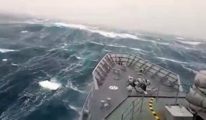 Un navire militaire affronte des vagues de plus de 20 mètres
