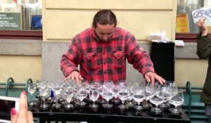 Un artiste de rue réalise une performance incroyable avec des verres