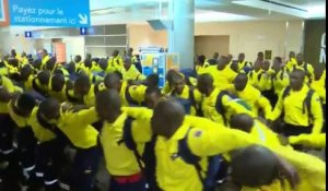 Des pompiers sud-africains venus pour aider le Canada font une danse et chantent à leur arrivée