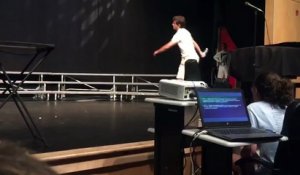 Il réalise le défi "Water bottle flip" lors d'un concours de talents