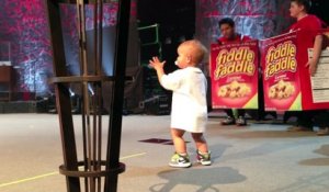 Cet enfant de 2 ans surgit sur la scène et ravit la vedette au chanteur.