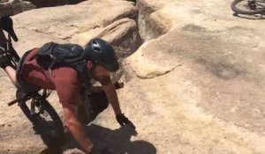 Un cycliste fait une terrible chute au bord d’une falaise mais survit (vidéo)
