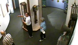 fracasser une horloge dans un musée