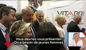 Alain Juppé entouré de jeunes femmes : "je profite"