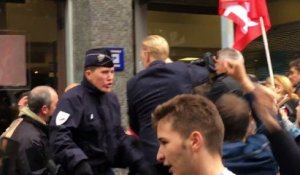 Emmanuel Macron bousculé à Montreuil et cible de jets d'oeufs - Regardez