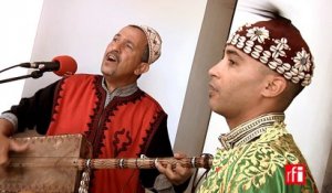 Le maâlem Abdelslam Alikane Souiri joue "Bania" - Festival gnawa d'Essaouira, Maroc