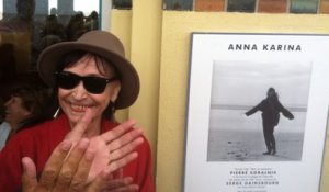 Émue, Anna Karina découvre l'hommage de Deauville