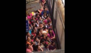 Inde : la vidéo de la bousculade effroyable des passagers d'un train, fait le tour du monde