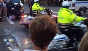 Un cycliste éclaté par la police parcequ'il voulait passer au moment où le convoi de Barack Obama arrive