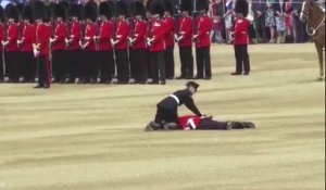 Un garde fait un malaise lors de l'anniversaire de la reine Elizabeth II
