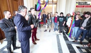 VIDEO. Poitiers. Rassemblement en hommage aux victimes de la tuerie d'Orlando