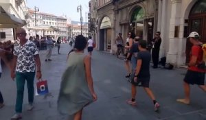 Ce père encourage sa fille à danser dans la rue à côté d'un violoniste jouant la valse d'Amélie Poulain