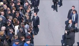 Un policier refuse de serrer la main de François Hollande et Manuel Valls