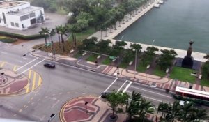 Des meubles de terrasse s'envolent en pleine tempête à Miami