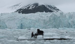 Des morceaux de glacier s'effondre derrière un pianiste