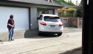 Un furieux gare une Porsche Cajun dans un garage