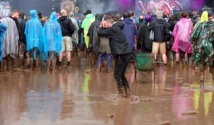 Il danse dans la boue au Download Festival 2016