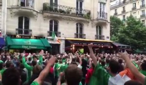 Un homme sur son balcon acclamé par les Irlandais (Paris)
