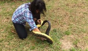 Une femme saute et plaque sur un serpent de 2 mètres