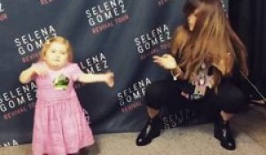 Selena Gomez danse avec une adorable fillette lors d'une dédicace