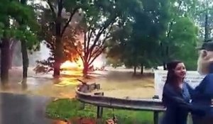 Une maison en feu portée par les inondations en Virginie - USA