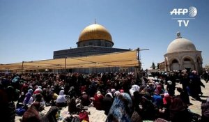 Des Palestiniens prient sur l'esplanade des Mosquées