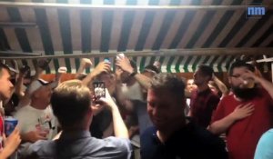 Le boxeur Tyson Fury fait la fête avec les supporters anglais