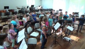 Les enfants de Preuschdorf chantent "mer schenke der a liedel"