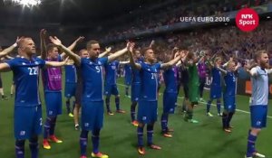 L'équipe d'Islande célèbre la victoire avec ses supporters