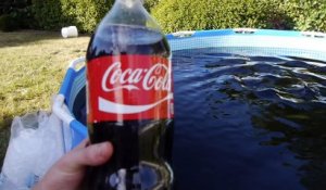 Se baigner dans une piscine remplie de 5600 litres de Coca-Cola