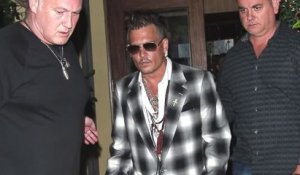 Johnny Depp a un look intéressant pour une soirée à Hollywood